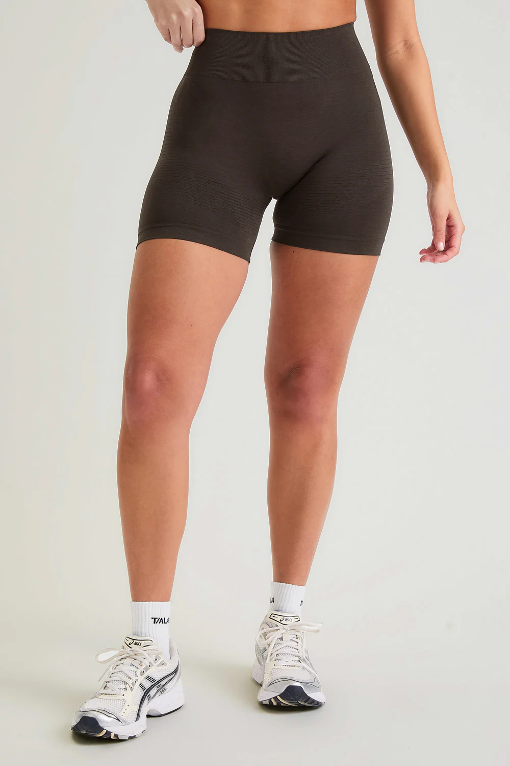 Sculpt Seamless Scrunch Shorts - Espresso Brown - Image 4