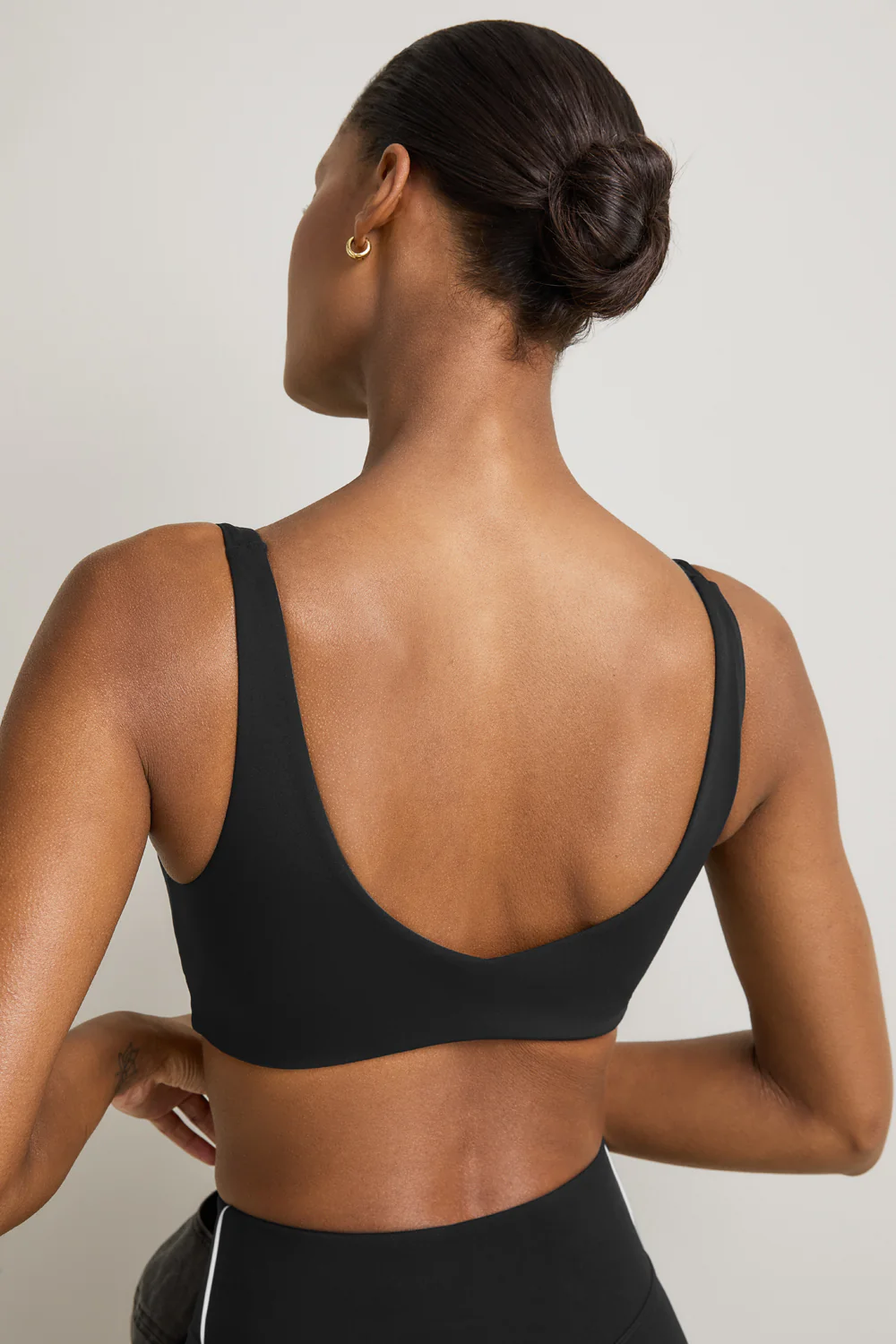 SkinLuxe Contrast Piping Sports Bra - Shadow Black - Image 4